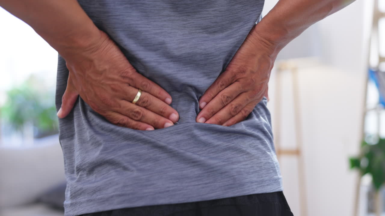 손, 허리 통증과 흑인 남자와의 부상