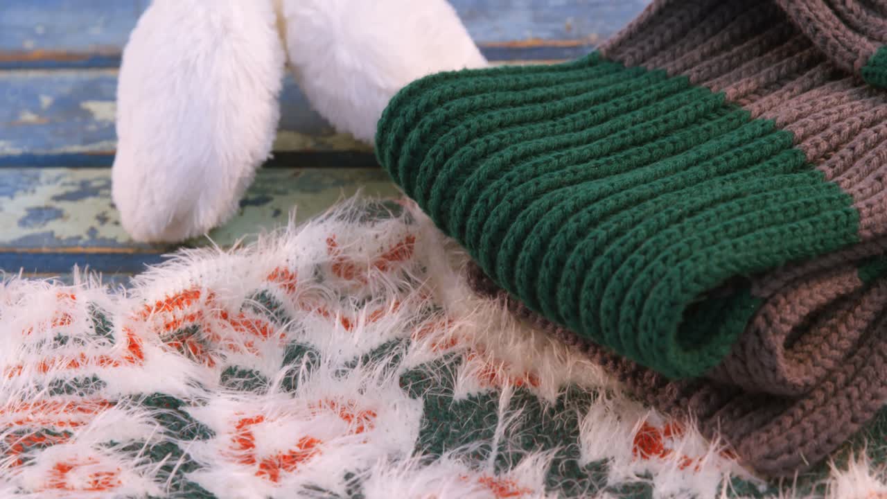 옷을 갈아입는 방에서 휴대전화를 사용하는 고령 여성 4k