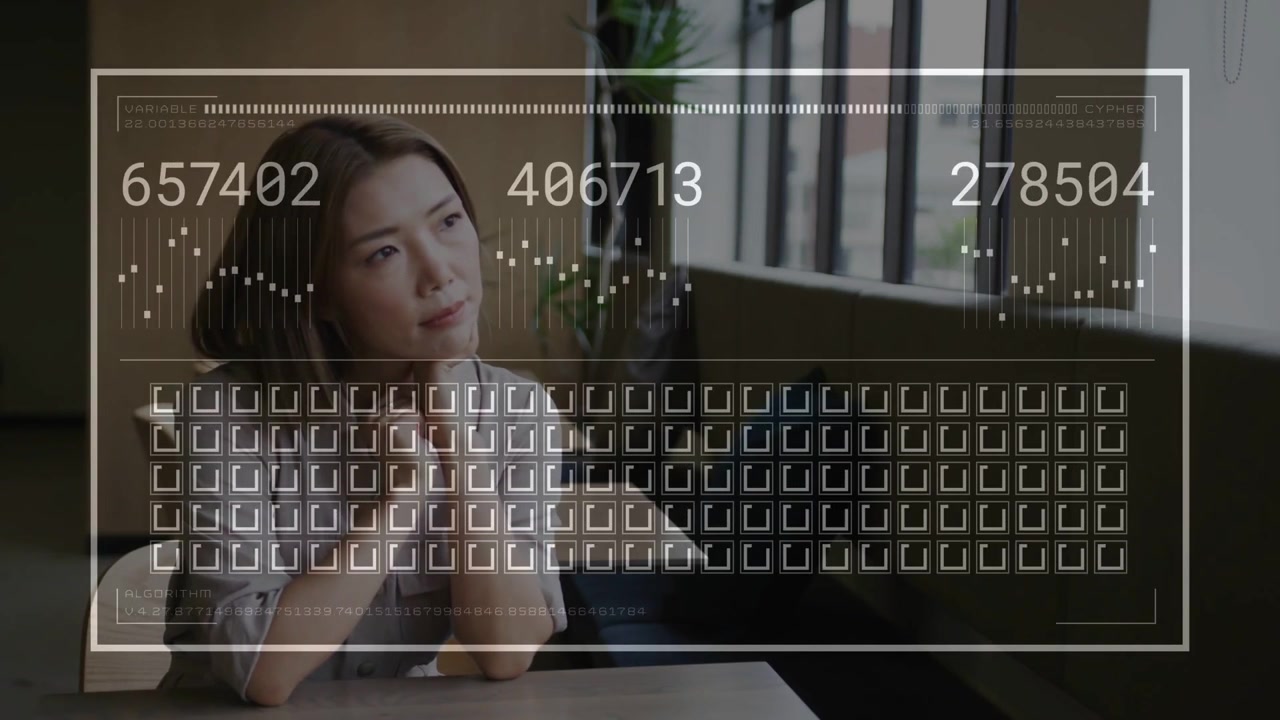 Interfaccia HUD che appare e avvia una griglia di lettura mentre una donna apre gli occhi, spostando lo sguardo e monitorando dati tecnologici