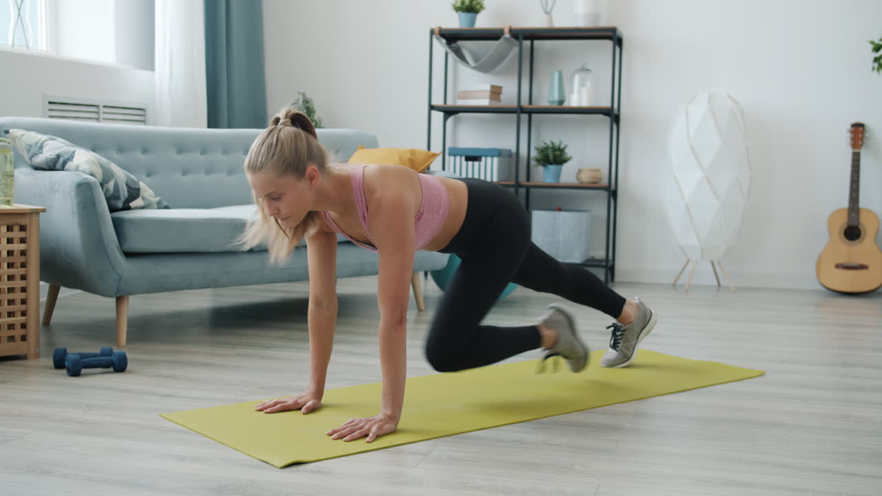mujer haciendo un ejercicio de tabla en casa