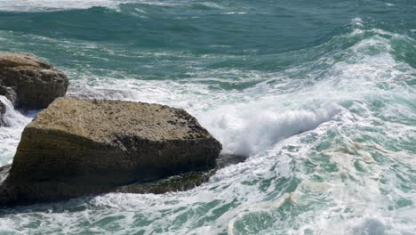 Meer-Und-Felsen-Treffen-Mit-Großen-Spritzern-Aufeinander