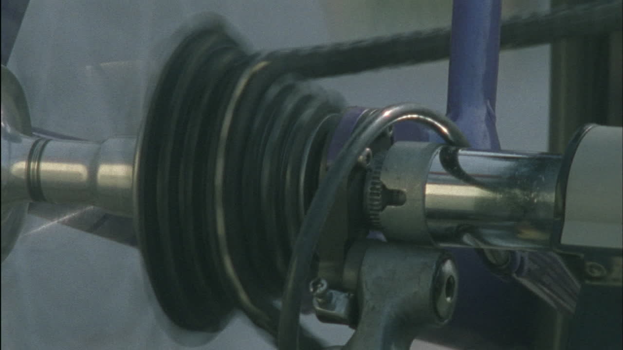 한 사람이 자전거 잭스탠드에 세워진 자전거를 행상하고 있습니다.