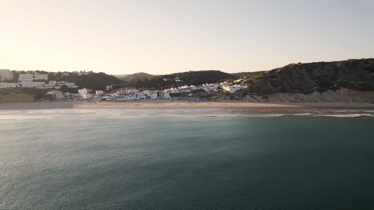 playa de salema y antiguo pueblo de pescadores