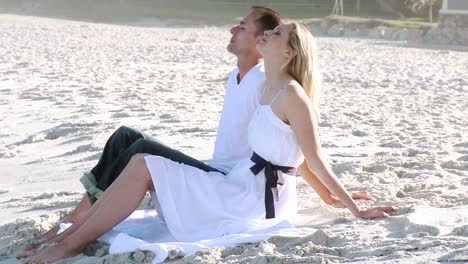pareja atractiva relajándose en la playa