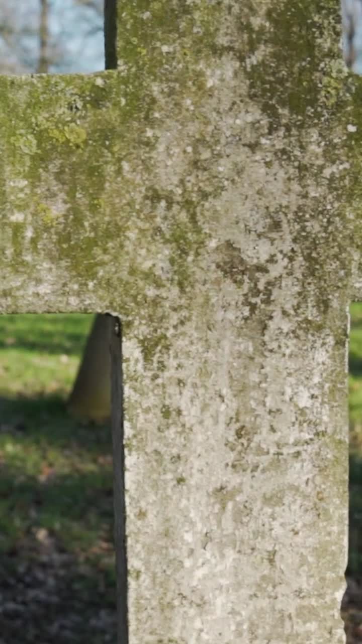 묘지 십자가와 무덤