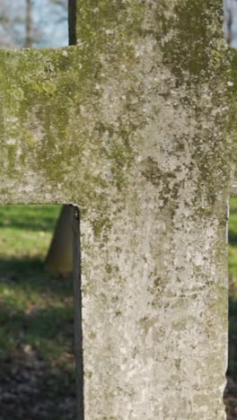 cruces y tumbas de cementerio