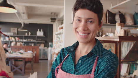 retrato de la propietaria de una tienda de regalos filmado en r3d