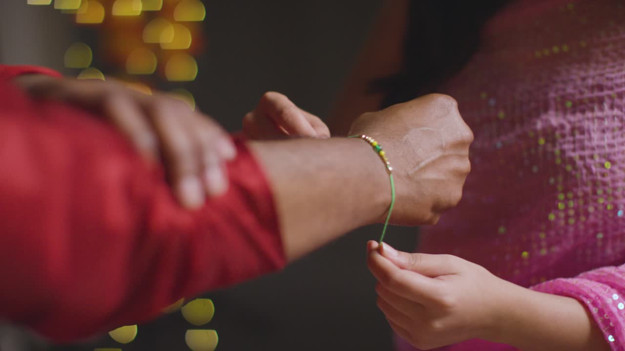 여동생은 라키를  ⁇ 고 동생은 라크샤 반단을 위해 돈을 선물합니다.