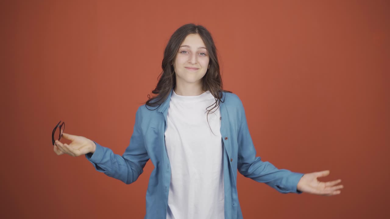 시력 문제가 없는 젊은 여성이 쓰레기통에 안경을 던집니다.