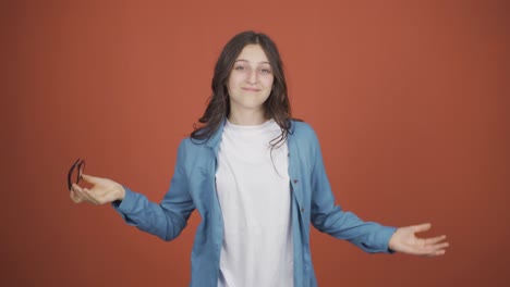 mujer joven sin problemas de visión tira gafas a la basura.