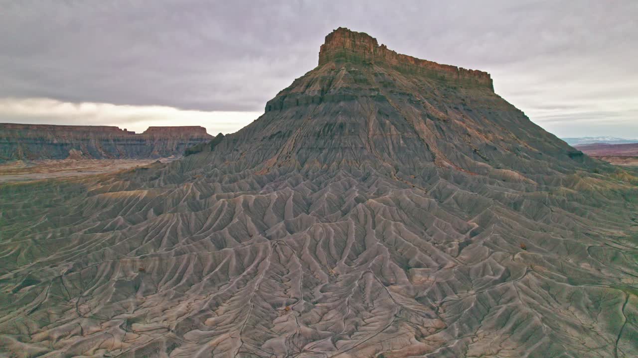 Aerial footage of Factory Butte in Utah’s desert with iconic badlands, rugged terrain, and scenic erosion patterns.