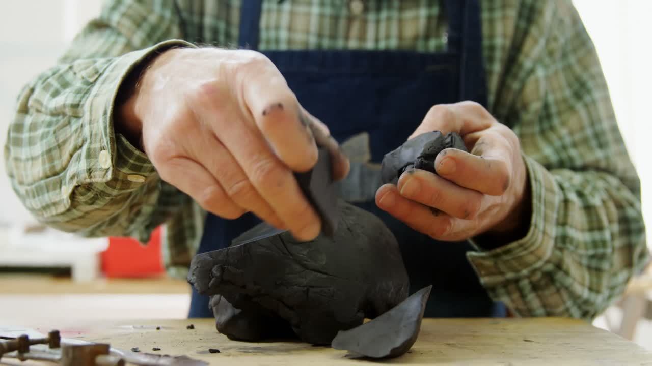 Artesão trabalhando em escultura de argila 4K