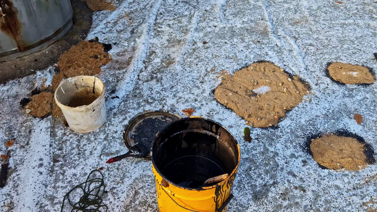 Auftragen bituminöser Produkte zur Reparatur einer beschädigten Dachfläche. Abdichtungsmaterialien und -verfahren