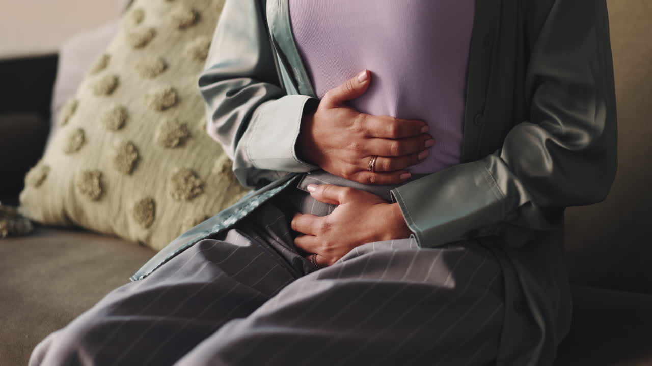 mujer con dolor de estómago