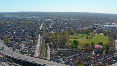 Drohnenschuss-über-Dem-Londoner-Vorort-Wandle-Park-Croydon