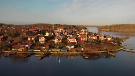 vista aérea de pintorescas cabañas en el paraíso de verano brandaholm en karlskrona, suecia-6