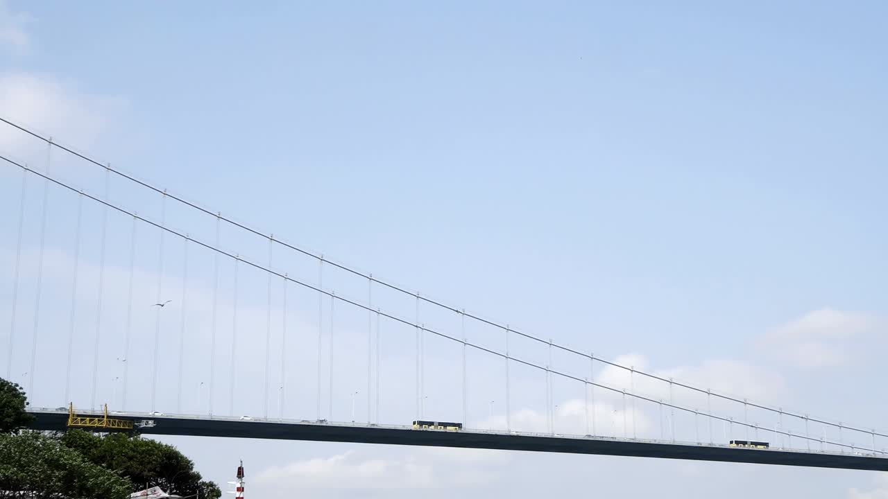 터키 이스탄불의 바다를 가로지르는 다리에서 버스와 자동차 교통의 모습