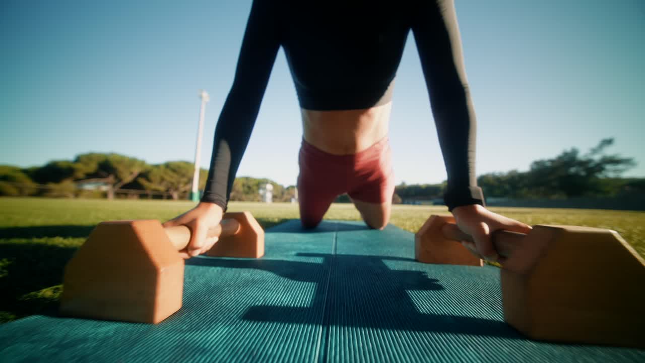 야외에서 푸시업을 하는 여자