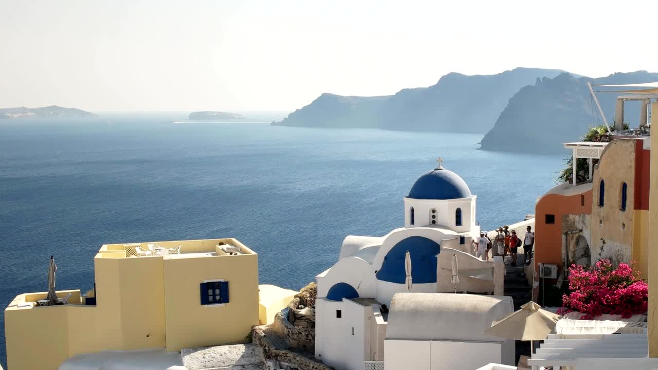 iglesia de cúpula azul y la caldera en santorini