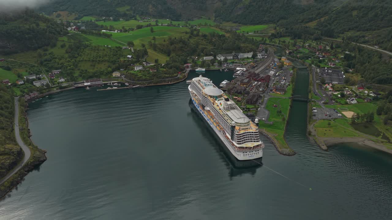 Skib forankret ved Flåm landsby langs Aurlandsfjorden i Norges naturskønne fjordlandskab