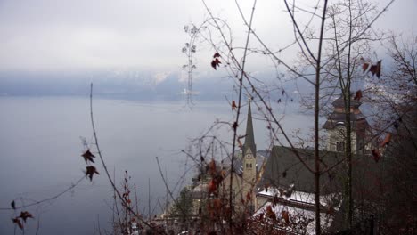 clip filmado en europa en austria desde un pueblo llamado hallstatt que está junto a un lago