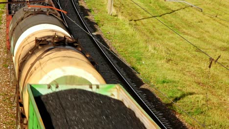 Tren-Industrial-Que-Transporta-Productos-Derivados-Del-Petróleo-Por-Ferrocarril.-Corte-De-Tren-De-Carga