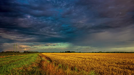 las nubes de tormenta negras se desplazan sobre un paisaje colorido con un campo de maíz amarillo
