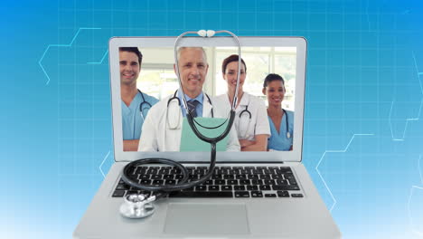 animación digital del estetoscopio en el portátil y grupo de médicos mostrados en la pantalla 4k
