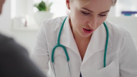 vista de la mano de la doctora hablando con el paciente