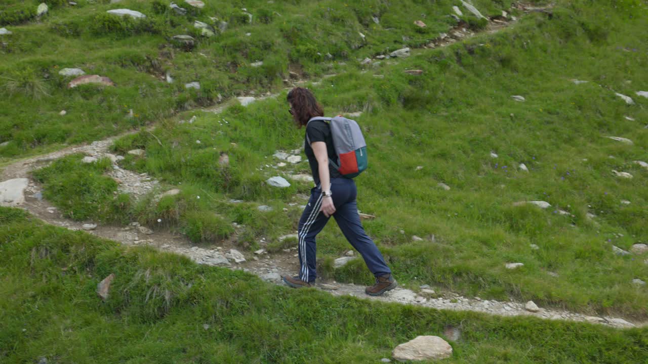 disparo de velocidad de una mujer en una caminata caminando por la montaña a pie, disparo de seguimiento