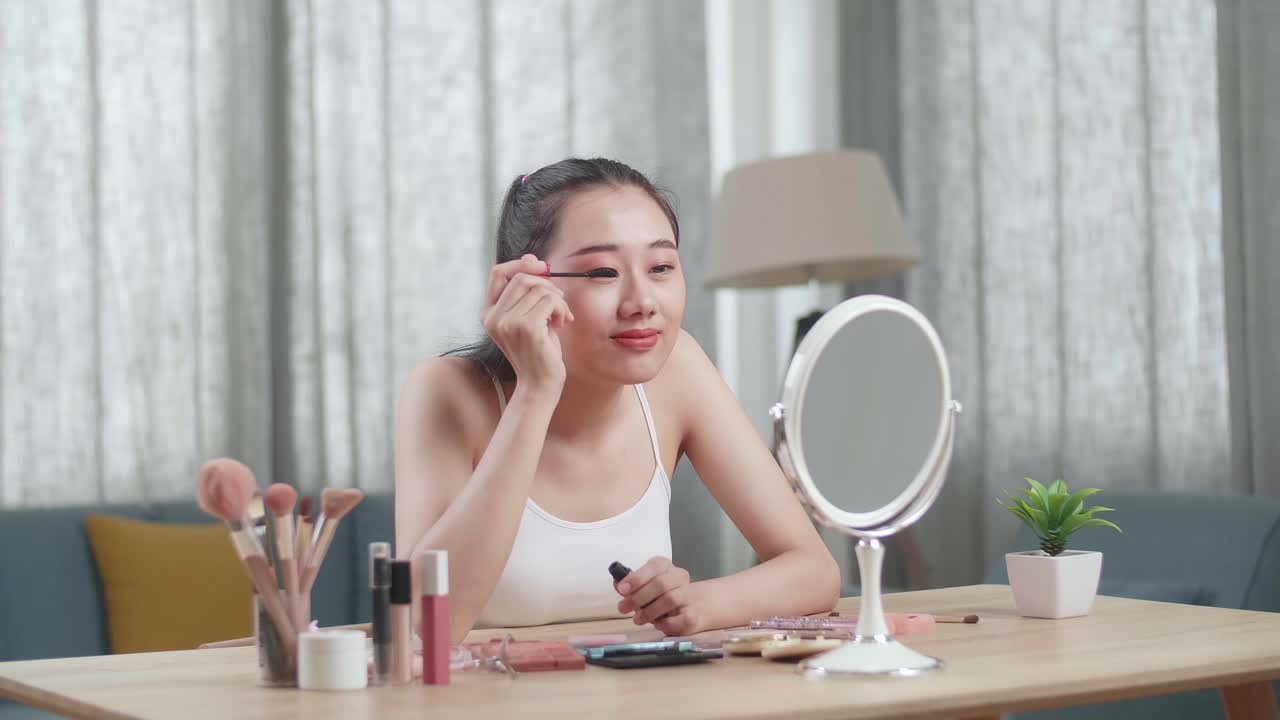 화장을 하는 여자