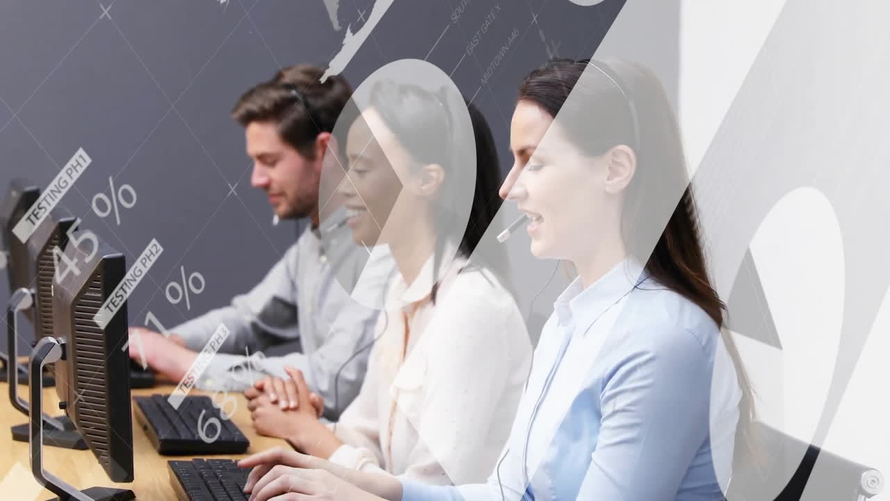 анимация обработки финансовых данных над различными деловыми людьми, использующими телефонные наушники