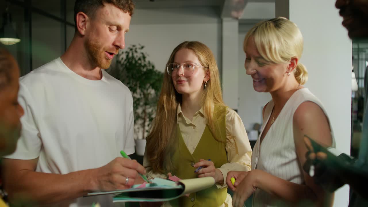 совещание команды в современном офисе