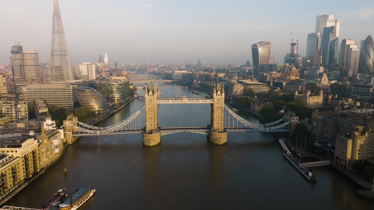 Tower Bridge, Lontoo auringonnousun aikaan