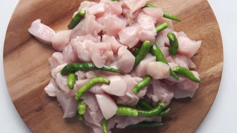 pollo picado crudo con chiles verdes