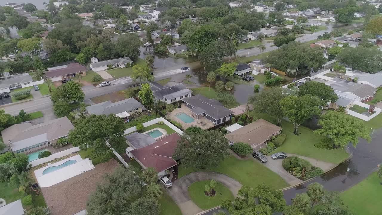 vídeo de drones de 4k de las inundaciones causadas por la tormenta del huracán idalia en st.
