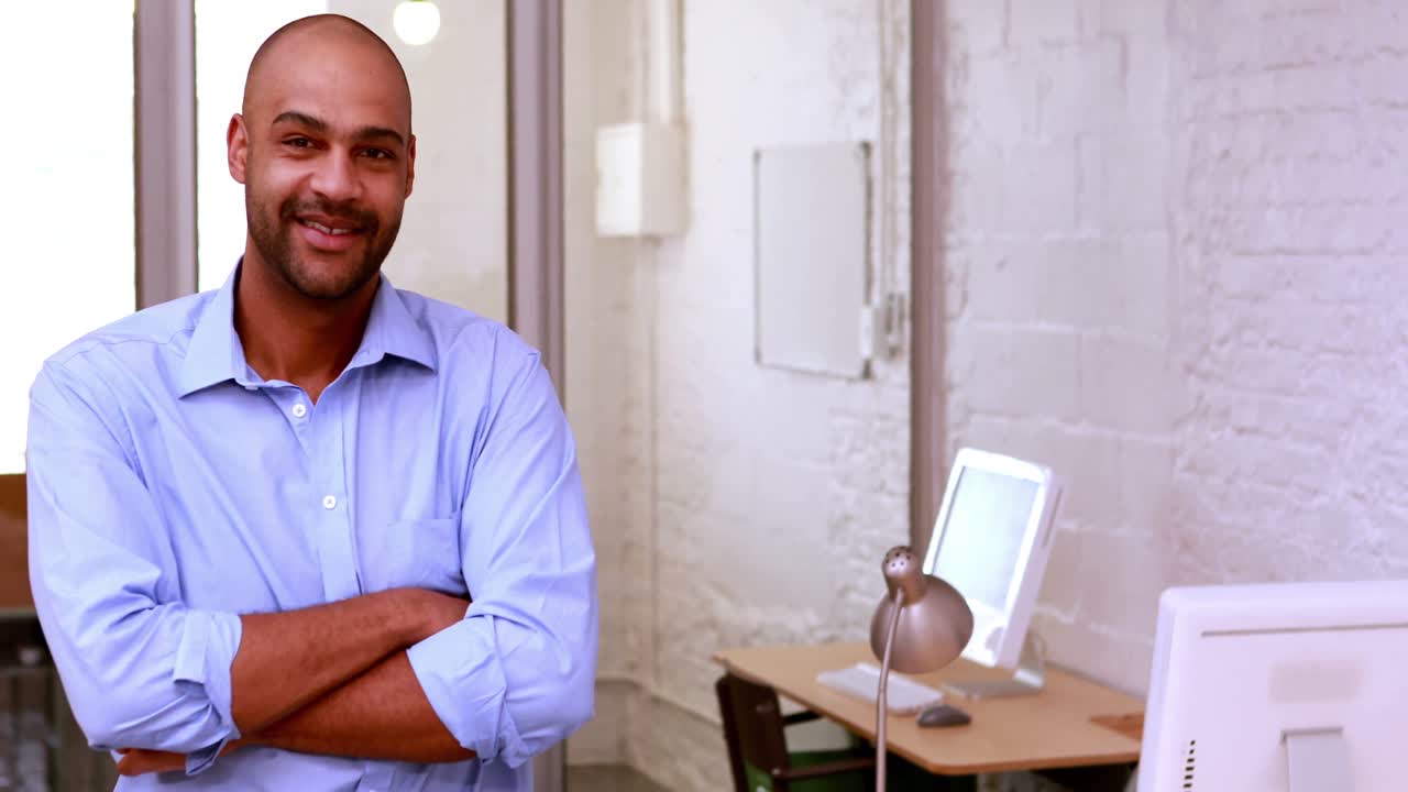 hombre de negocios casual sonriendo a la cámara