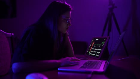 mujer trabajando tarde en la noche en la computadora