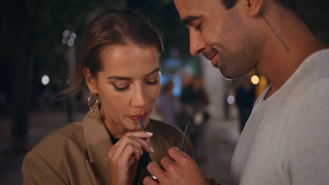 citas personas bebiendo pajitas disfrutando al aire libre fiesta de cerca. pareja feliz descanso