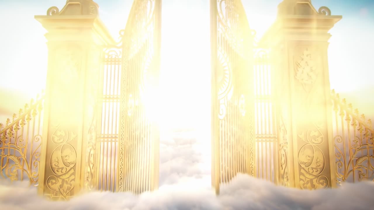 雲の中にそびえ立つ荘厳な黄金の門がローアングルで捉えられ、天国のような動画のシーンを想起させる