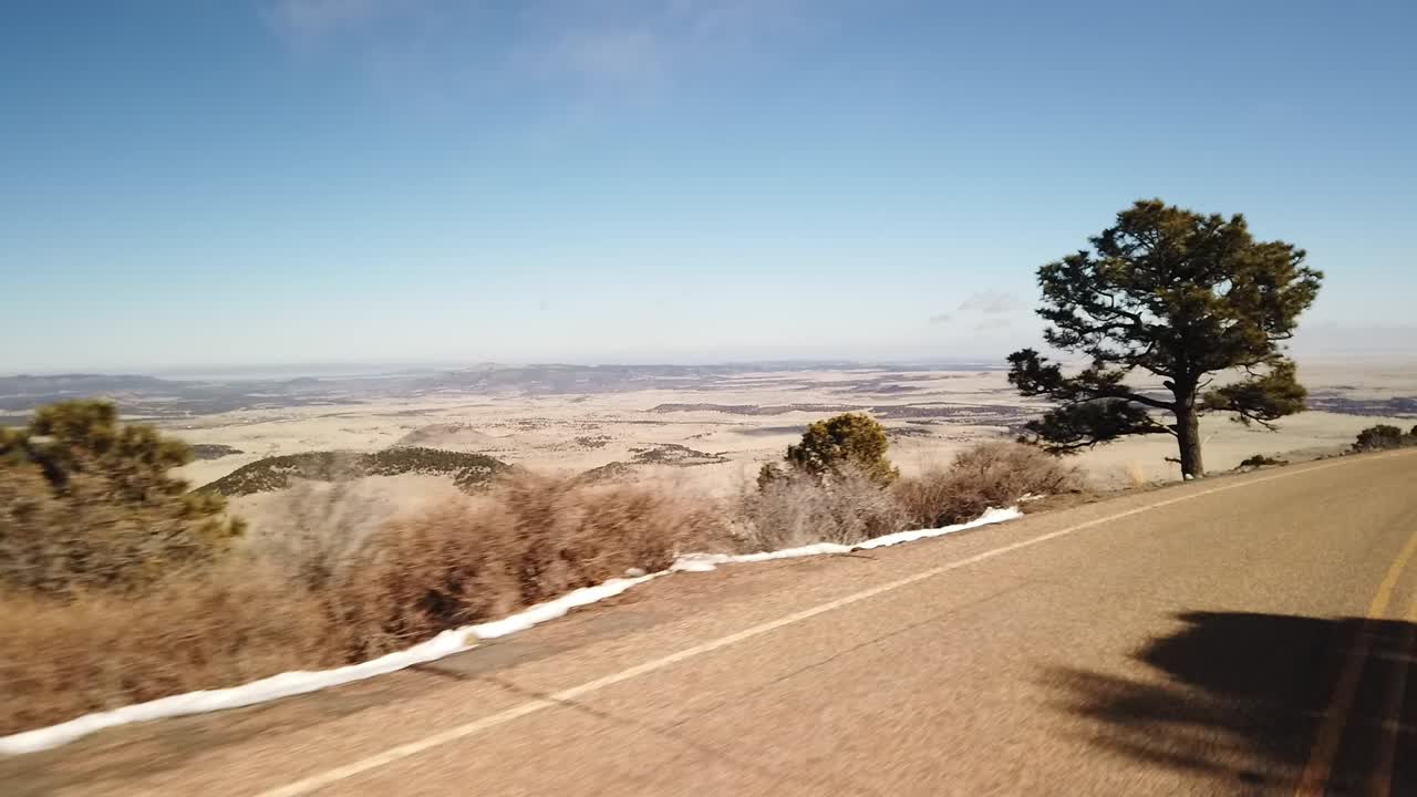 conducir por una carretera de montaña ventosa con impresionantes vistas en nuevo méxico