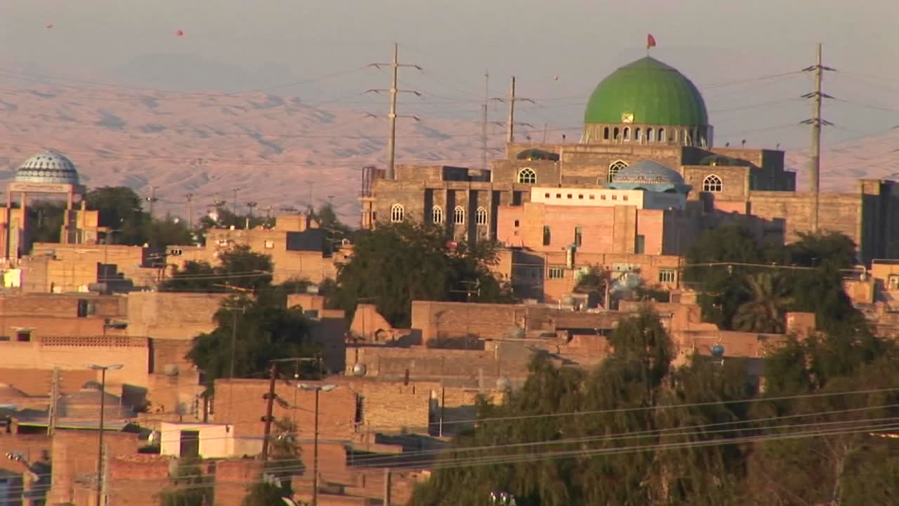 伊朗的一座城市, 有一棟綠色穹頂的建築