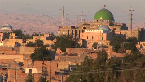 una ciudad en irán con un edificio con una cúpula verde 1