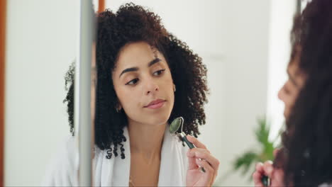 mujer aplicando una máscara facial frente a un espejo