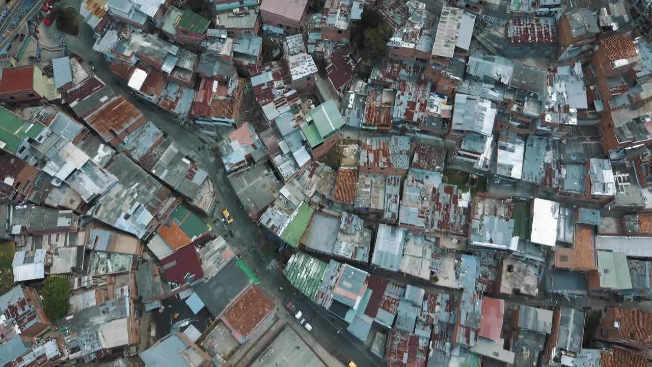 antena de drones de barrios marginales de medellín, comuna 13 desde arriba, área del gueto de la ciudad de colombia, américa del sur