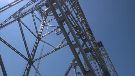 Mirando-Hacia-Arriba-En-El-Puente-Elevador-Waddinxveen-Contra-El-Cielo-Azul-En-Waddinxveen,-Países-Bajos