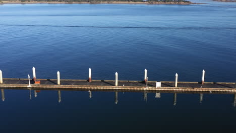 muelle de pesca en el río oregon azul, vista de drones de ángulo alto vuelo lateral de izquierda a derecha