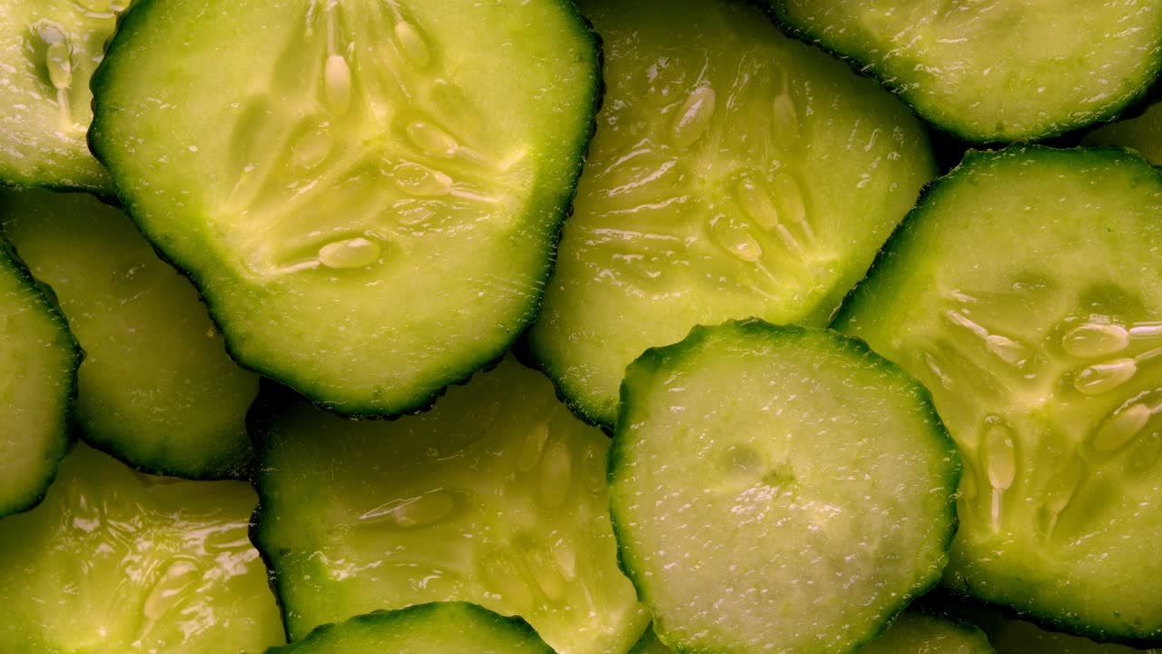 회전하는 개진 녹색 호박의 근접 시각.