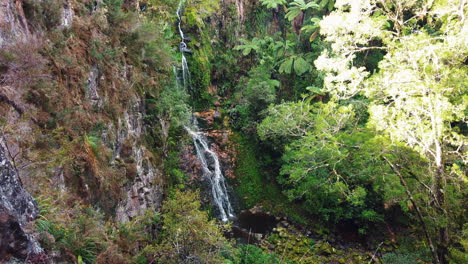 Cascada-Idílica-Escondida-En-Un-Exuberante-Cañón-Verde-Que-Da-Una-Sensación-Romántica