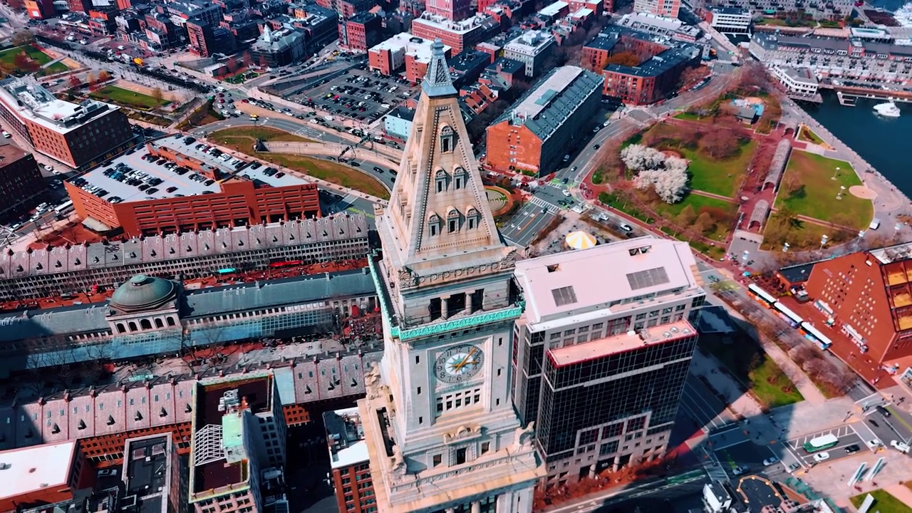 Vista superior da torre do relógio da Custom House em Boston. Paisagem da metrópole com vários carros em um dia ensolarado. Massachusetts, EUA